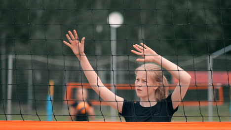 Cuatro-Jugadoras-De-Voleibol-Juegan-En-La-Playa-En-Verano-Participando-En-El-Torneo-En-Cámara-Lenta-En-La-Arena